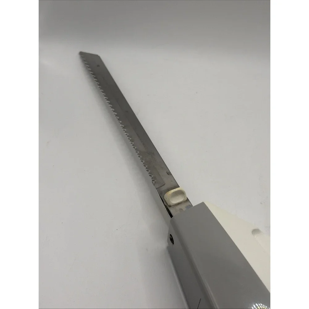 Vintage Regal Electric Knife K382GY  Two Serrated Steel Blades Works Great USA